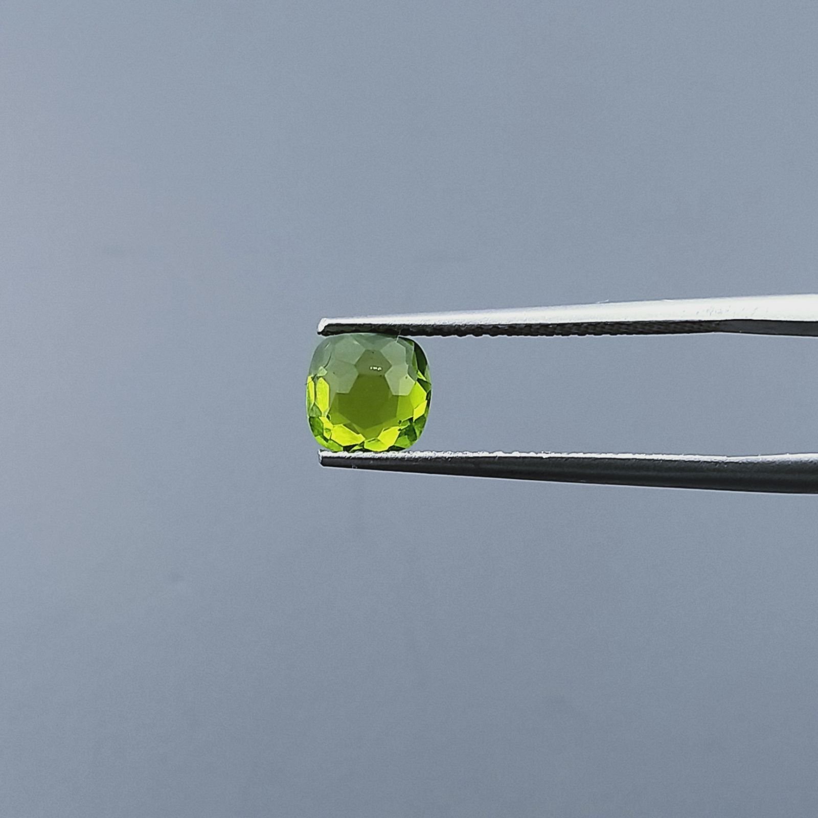 Peridoto Idrotermale Quadrata Briolette Sfaccettato A Mano 6X6X4mm 1,05CT