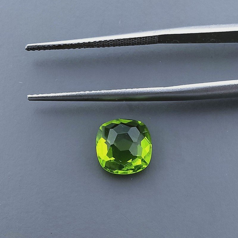 Peridoto Idrotermale Quadrata Briolette Sfaccettato A Mano 8X8X5mm 2,50CT