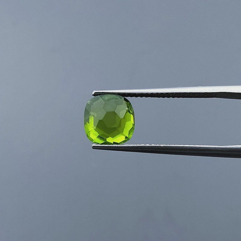 Peridoto Idrotermale Quadrata Briolette Sfaccettato A Mano 8X8X5mm 2,50CT