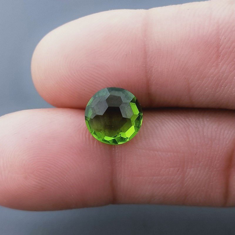 Peridoto Idrotermale Tondo Briolette Sfaccettato A Mano 10X10X5mm 3,65CT