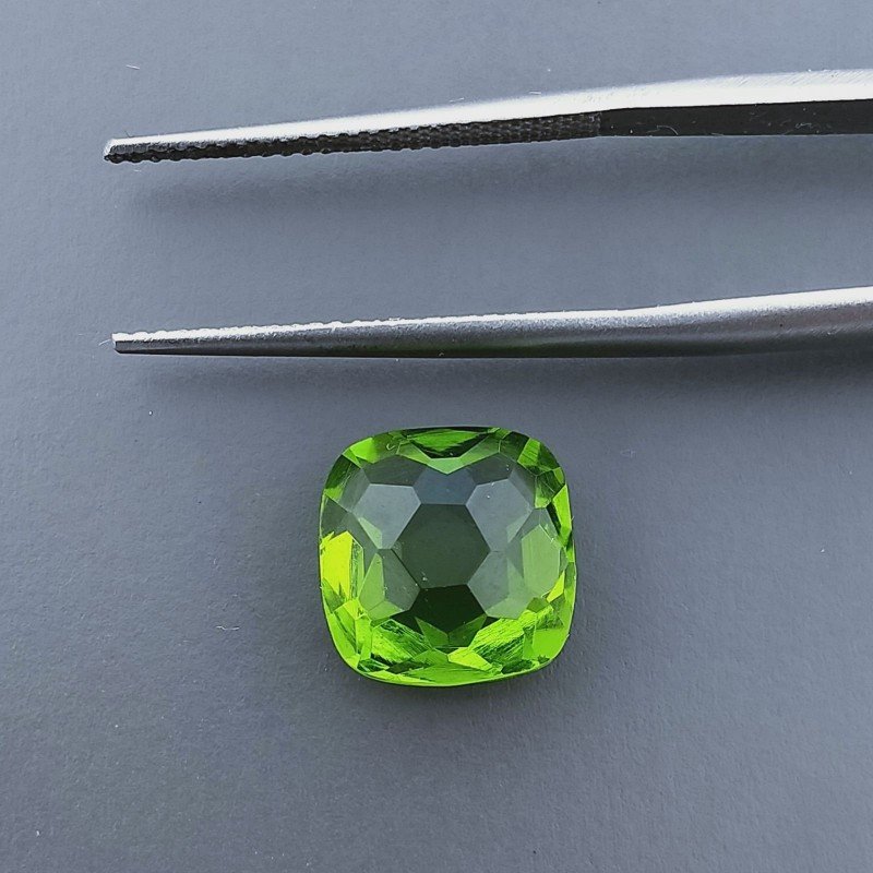 Peridoto Idrotermale Quadrata Briolette Sfaccettato A Mano 10X10X5-6mm 3,55CT