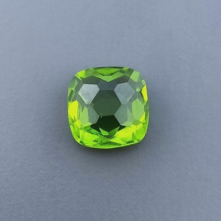Peridoto Idrotermale Quadrata Briolette Sfaccettato A Mano 10X10X5-6mm 3,55CT
