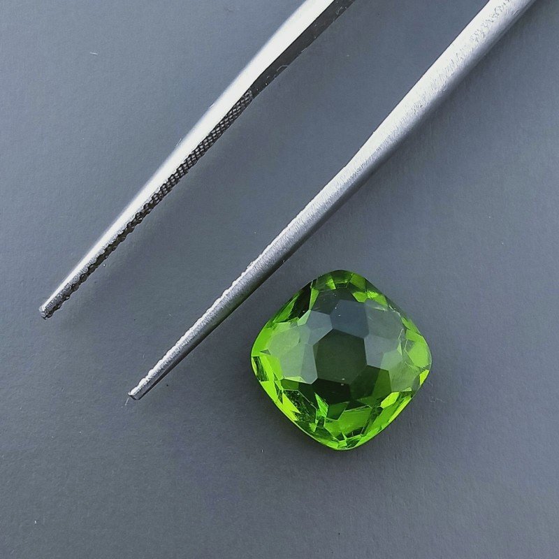 Peridoto Idrotermale Quadrata Briolette Sfaccettato A Mano 10X10X5-6mm 3,55CT