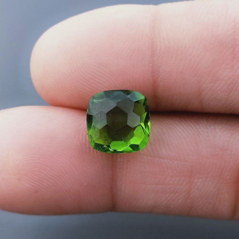 Peridoto Idrotermale Quadrata Briolette Sfaccettato A Mano 10X10X5-6mm 3,55CT