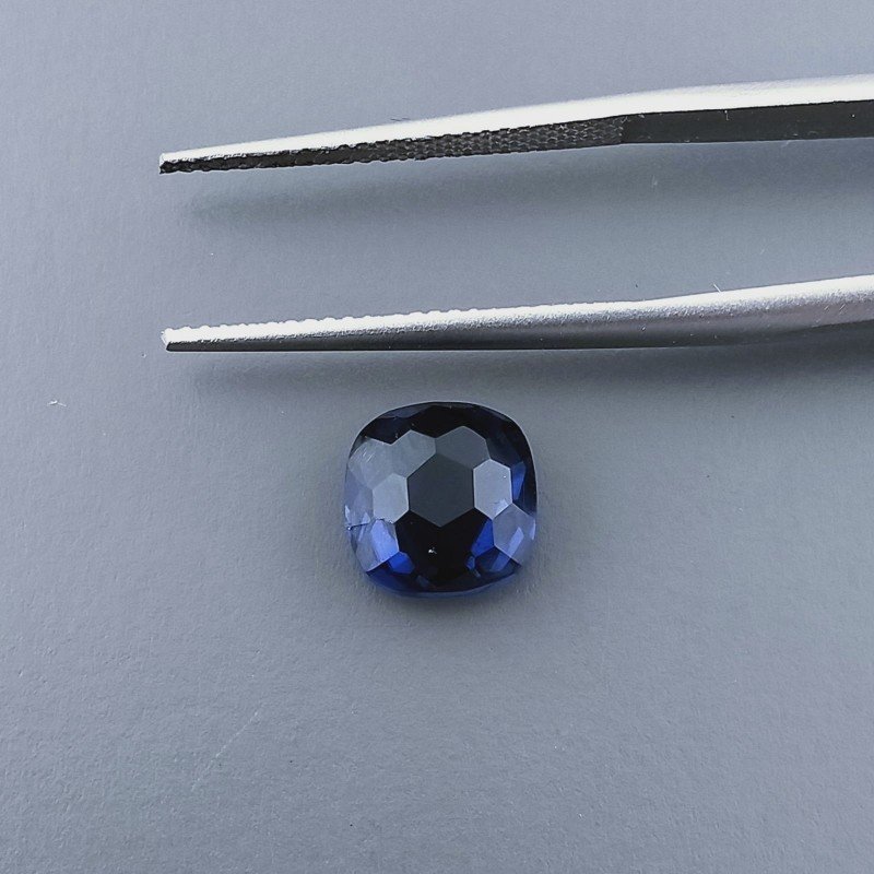 Zaffiro Idrotermale Quadrata Briolette Sfaccettato A Mano 8X8X5mm 2,45CT Zaffiro Idrotermale Quadrata Briolette Sfaccettato A Mano 8X8X5mm 2,45CT