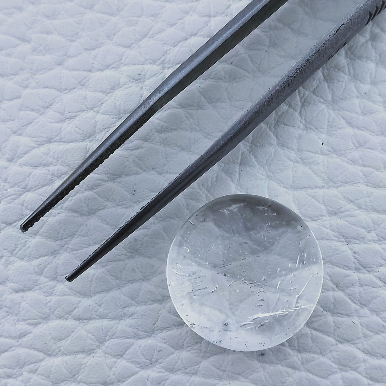 Cristallo Di Rocca Naturale Forma Tondo Piatto Cabochon Liscio Fatto a Mano 17X17X9mm 21,95 Carati 1pz