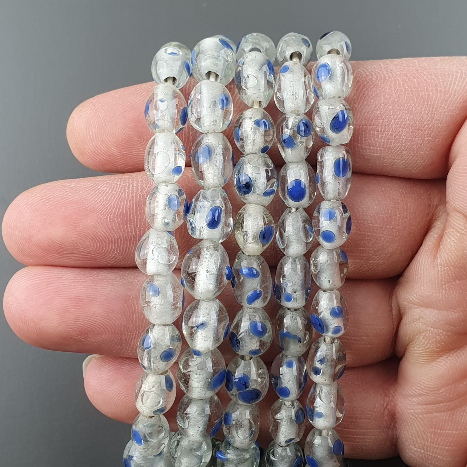 Perline in Vetro Stile Murano Bianco con Punti Blu Liscio Foro Passante