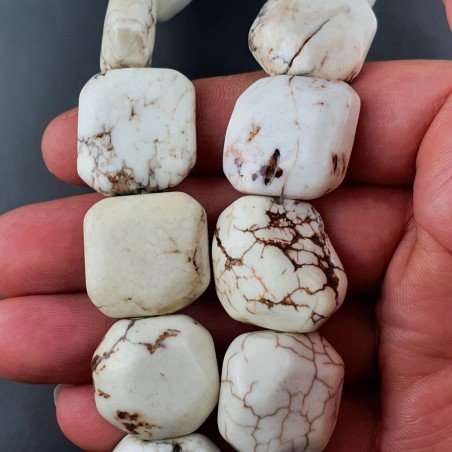 Aulite bianca sassi ottogonali lisci