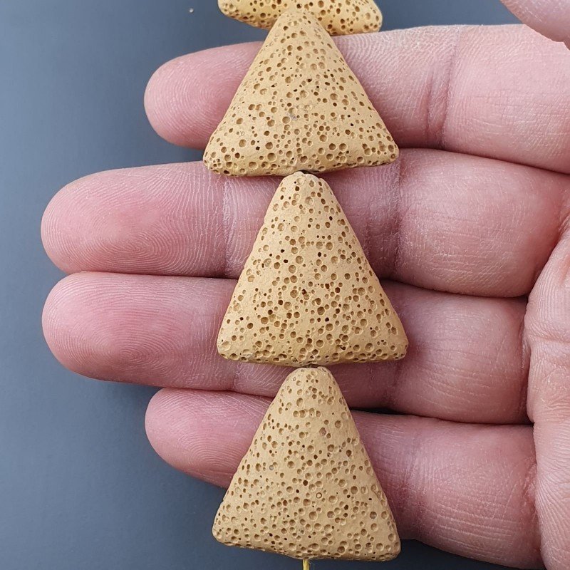 Pietra Lavica Gialla in Perline Forma Triangolo Piatto Liscio Foro Passante 27mm