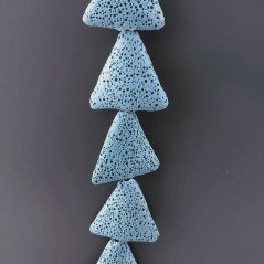 Pietra lavica Azzurra in Perline Forma Triangolo Piatto Liscio Foro Passante 28mm