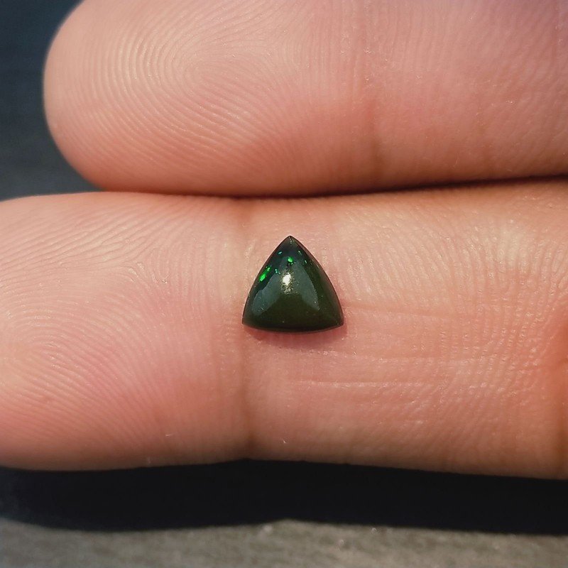 Opale Nero Welo Forma Trilione Cabochon Liscio A Mano 6X6X3mm 0,50 Carati 1pz Opale Nero Welo Forma Trilione Cabochon Liscio A Mano 6X6X3mm 0,50 Carati 1pz