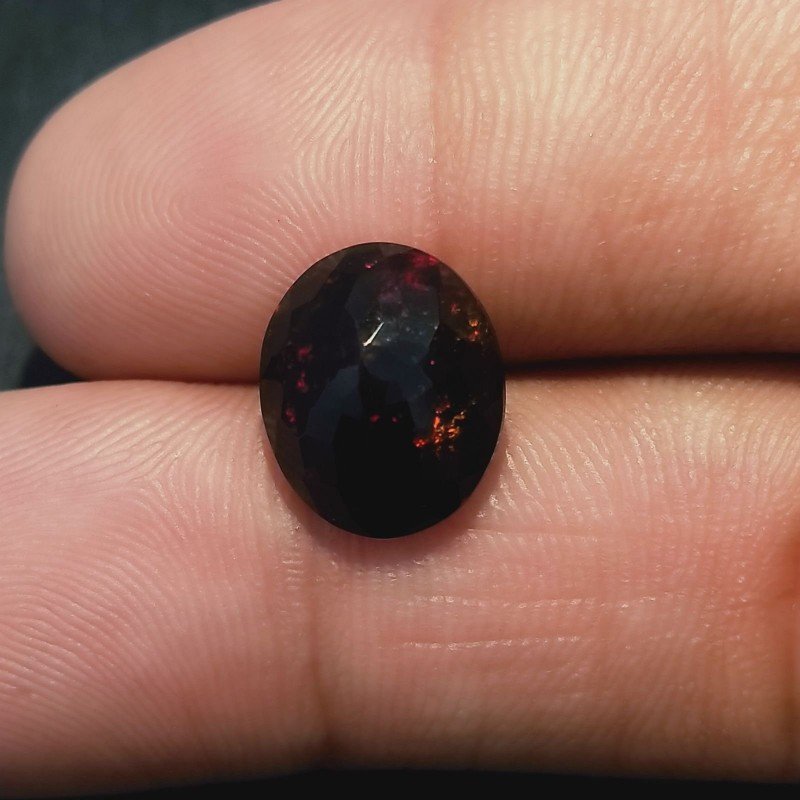 Gemma Sciolta di Opale Nero, Taglio Ovale Sfaccettato a Mano, 12x10x6 mm, 2,75 ct