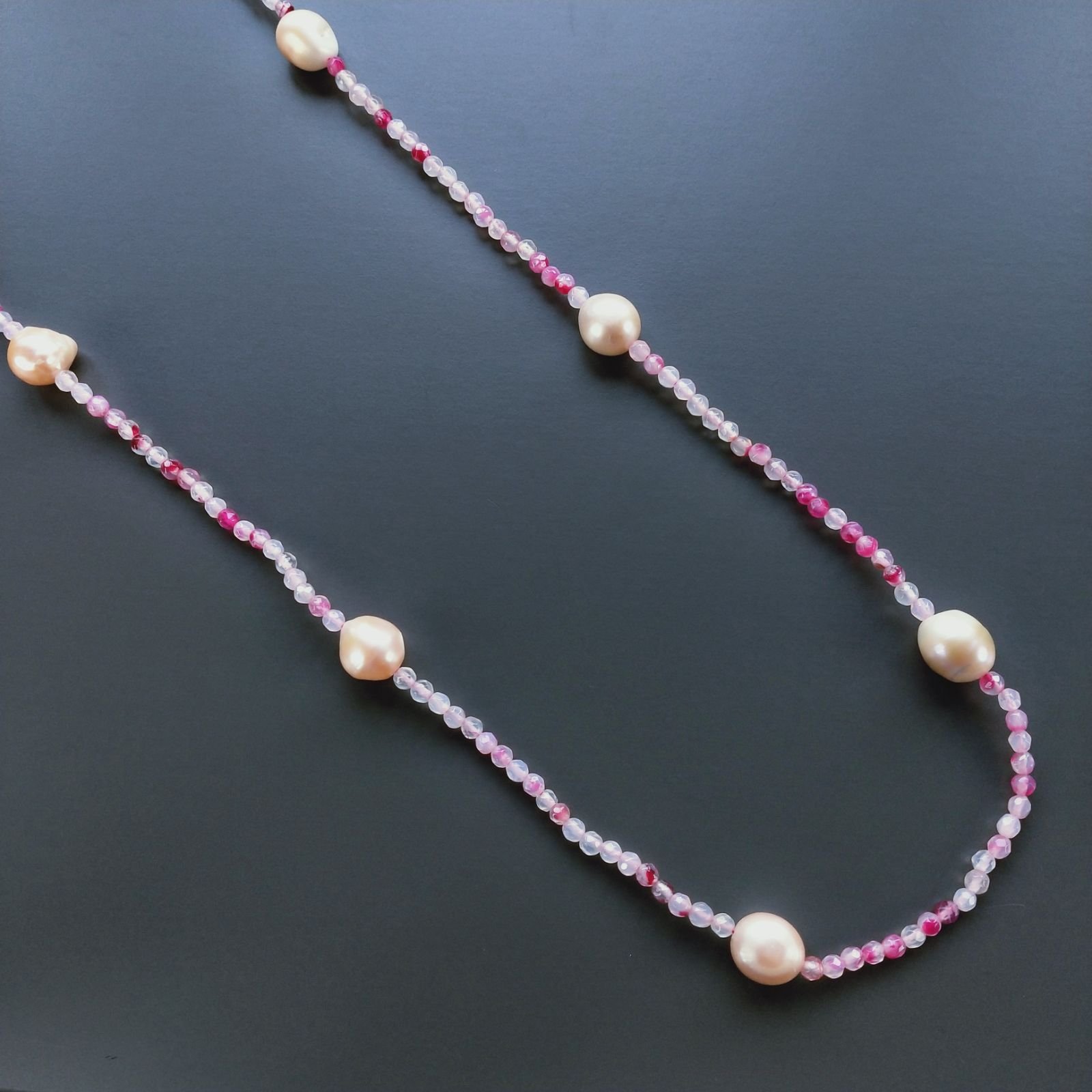 Collana Lunga Pietre Dure Agata Brasiliana Fucsia Con Perle Di Fiume Beige Barocche 110cm E Chiusura In Argento 925
