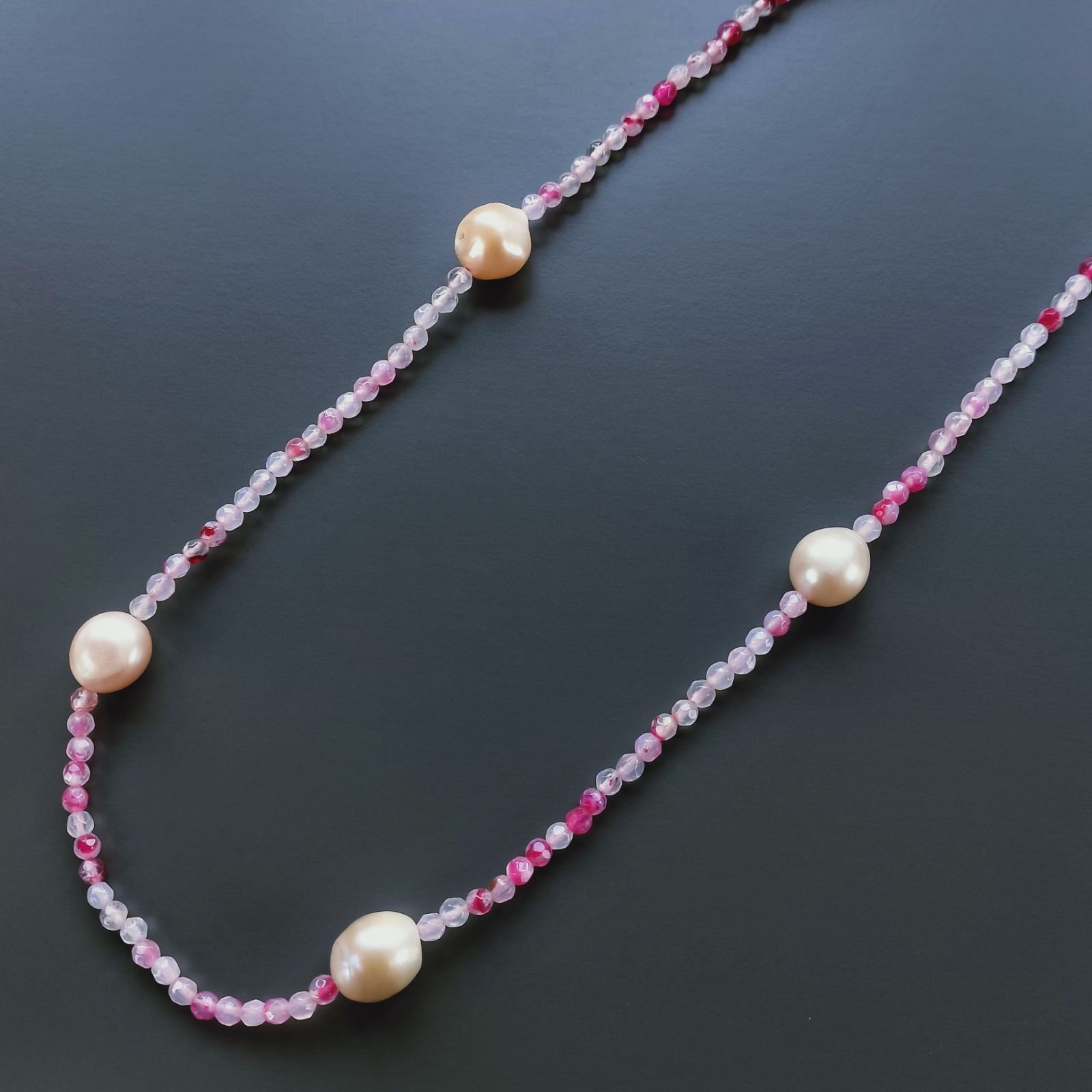 Collana Lunga Pietre Dure Agata Brasiliana Fucsia Con Perle Di Fiume Beige Barocche 110cm E Chiusura In Argento 925