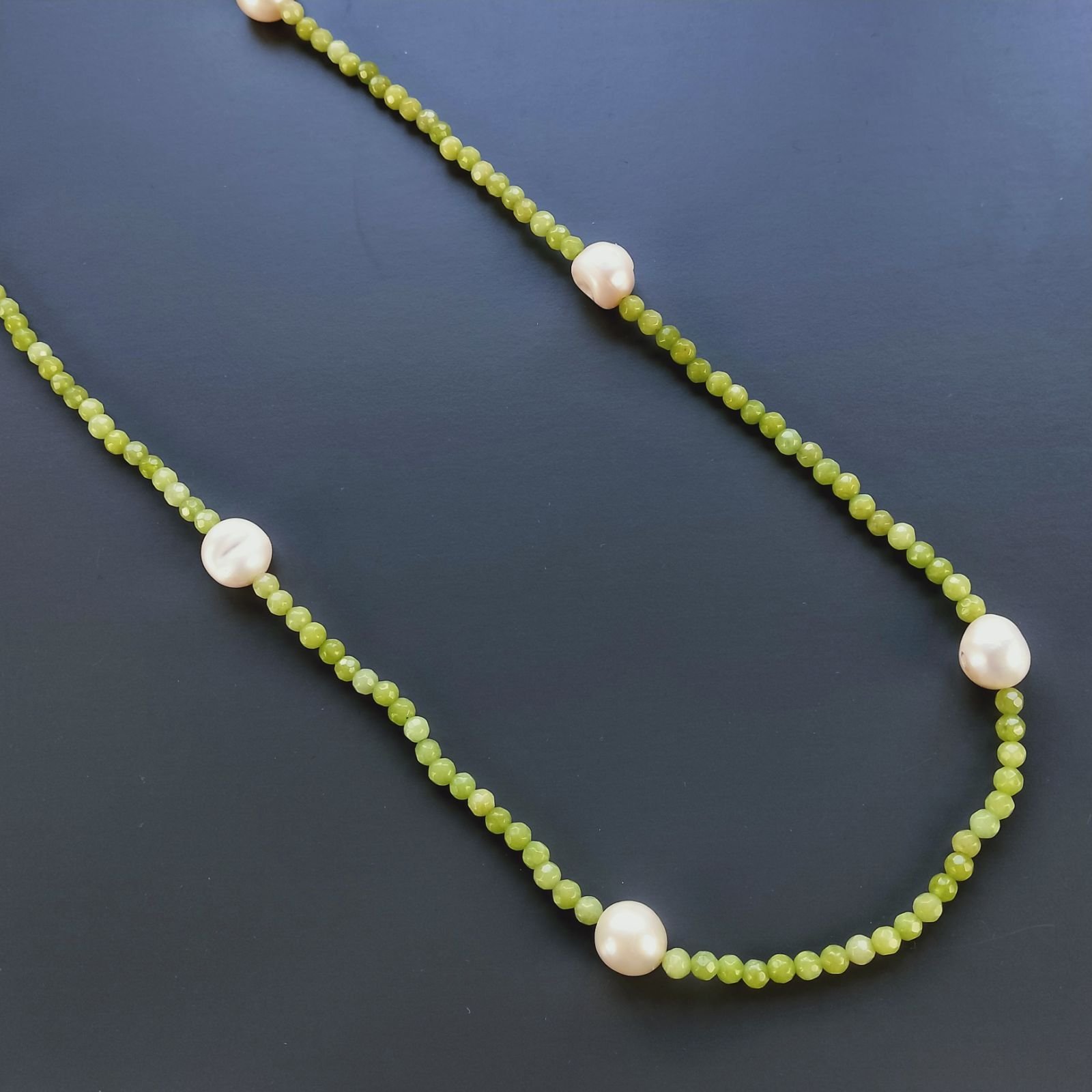 Collana Lunga Pietre Dure Giada Verde Con Perle Di Fiume Beige Barocche 120cm E Chiusura In Argento 925