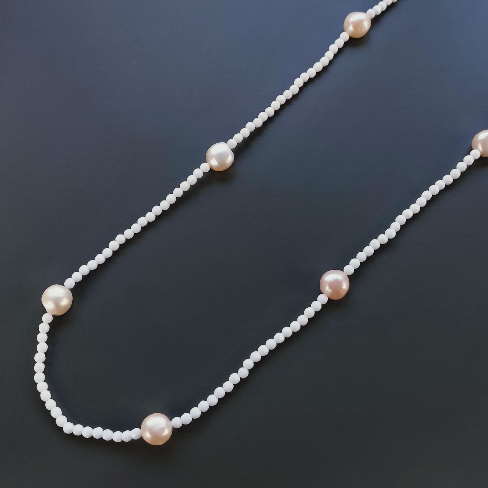 Collana Lunga Pietre Dure Agata Bianca Con Perle Di Fiume Beige Barocche 110cm E Chiusura In Argento 925