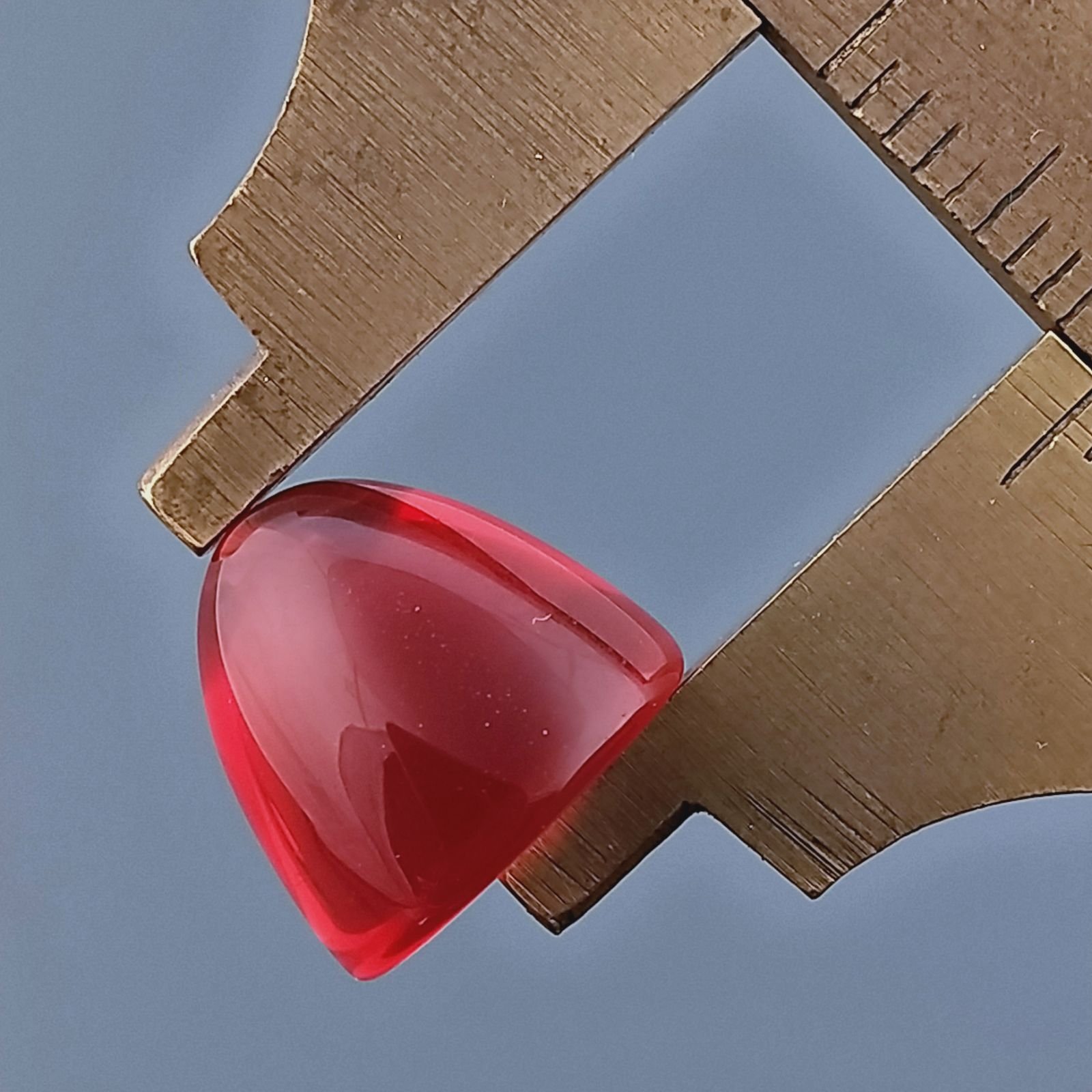 Quarzo Rosso Idrotermale Forma Punta Di Proiettile Cabochon Fatto A Mano 10X11mm 8,35 Carati 1pz