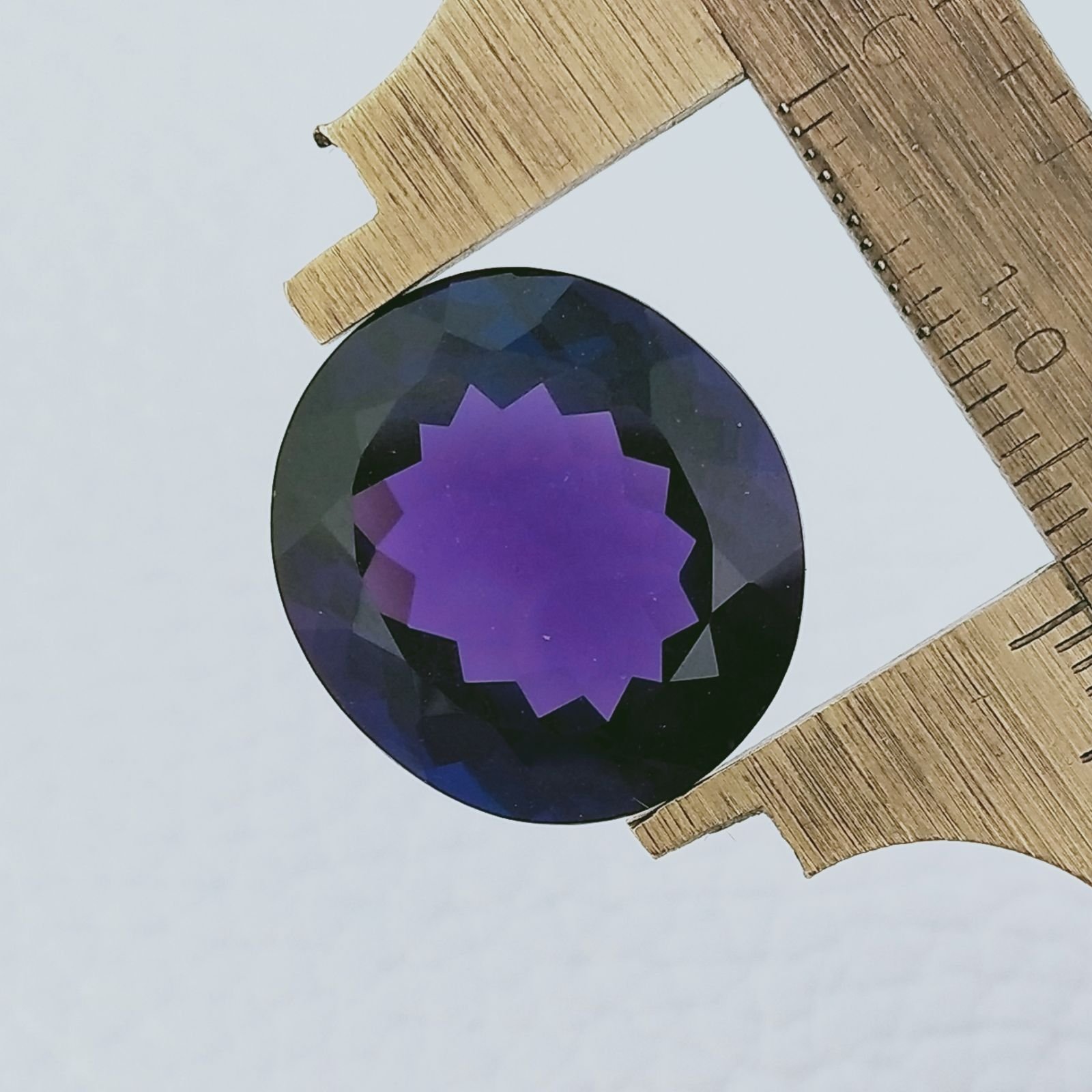 Ametista Africana Idrotermale Forma Ovale Sfaccettato A Mano Gemma Sciolta 19X18X10mm 21,40 Carati 1pz