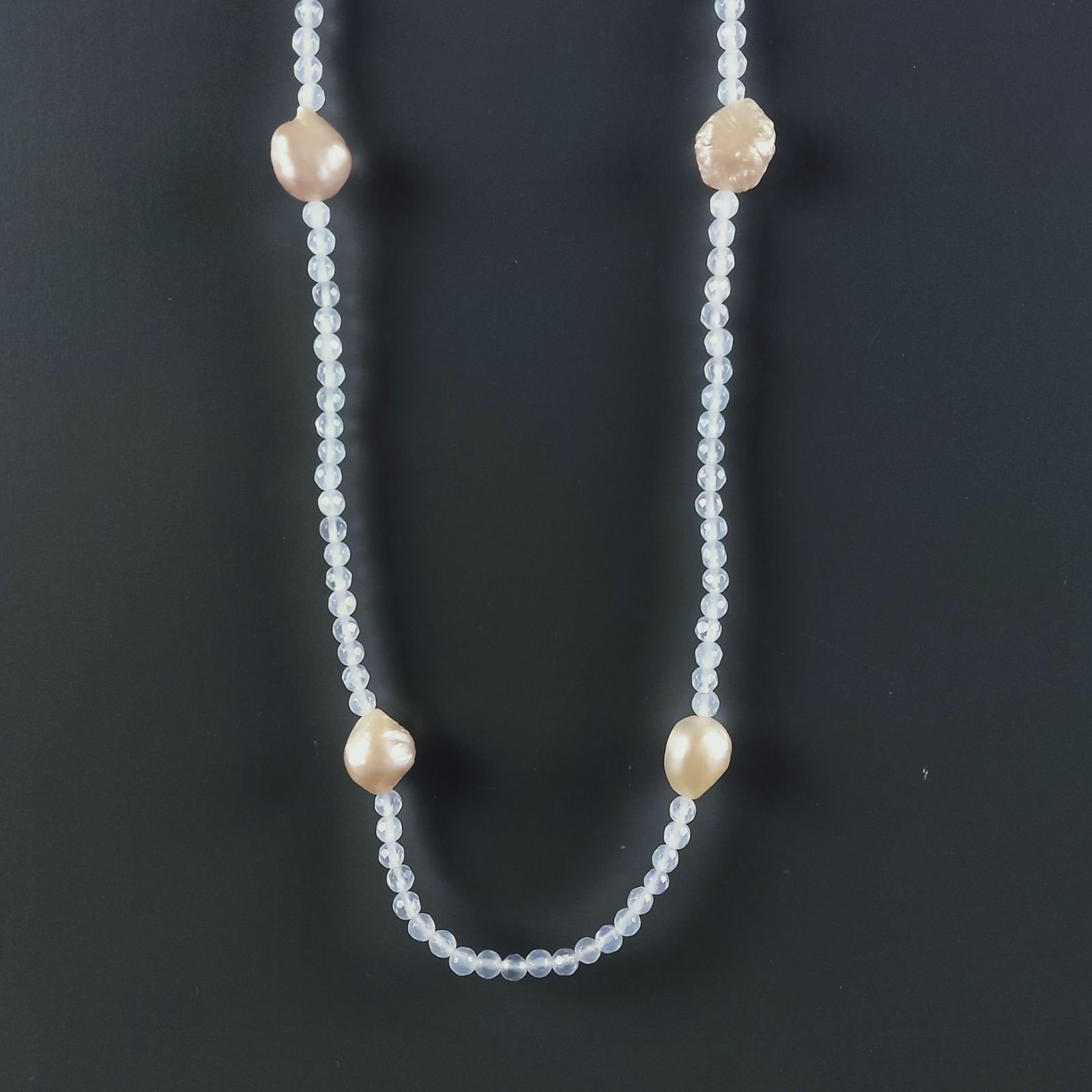 Collana Lunga Pietre Dure Agata Bianca Trasparente Con Perle Di Fiume Beige Barocche 120cm E Chiusura In Argento 925