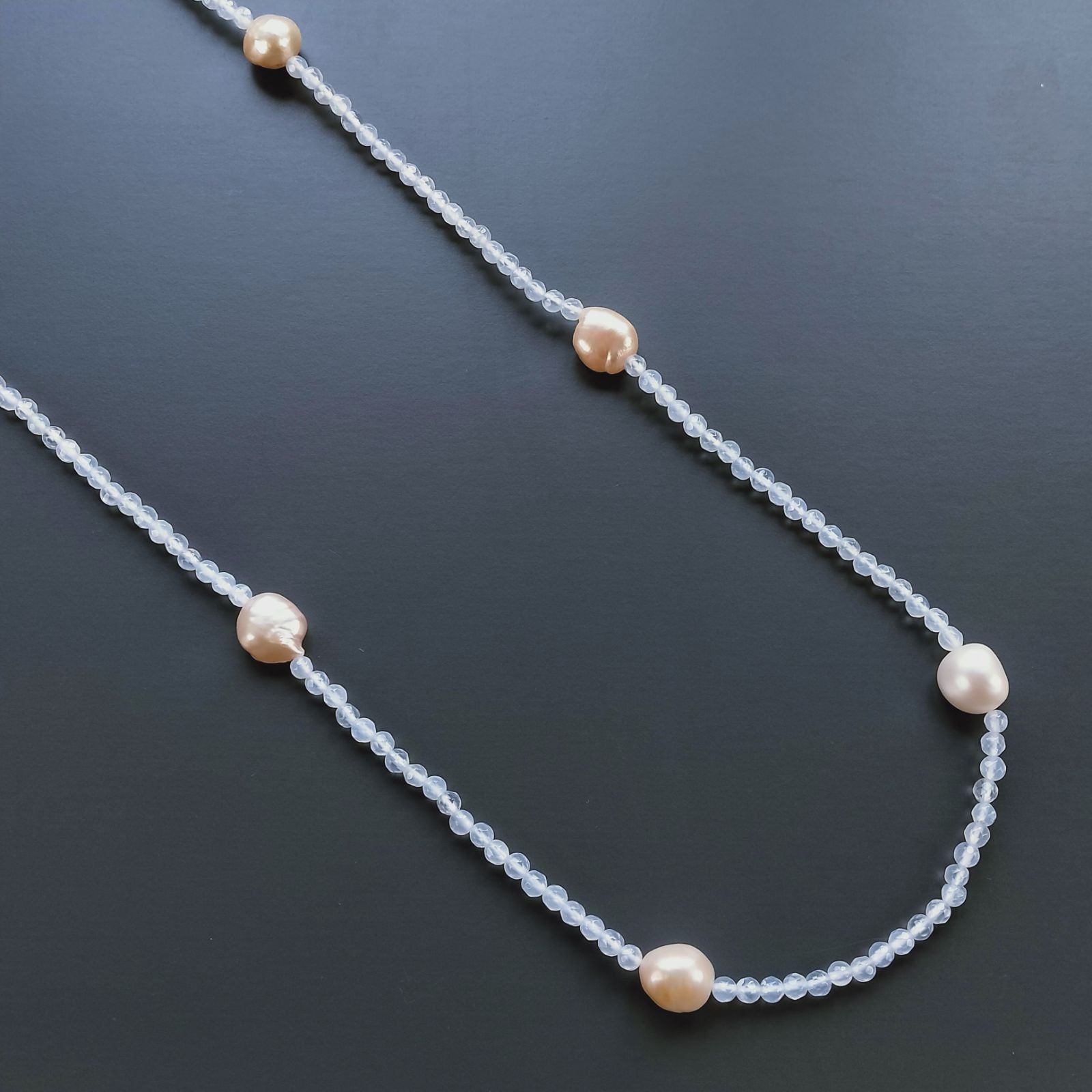 Collana Lunga Pietre Dure Agata Bianca Trasparente Con Perle Di Fiume Beige Barocche 120cm E Chiusura In Argento 925