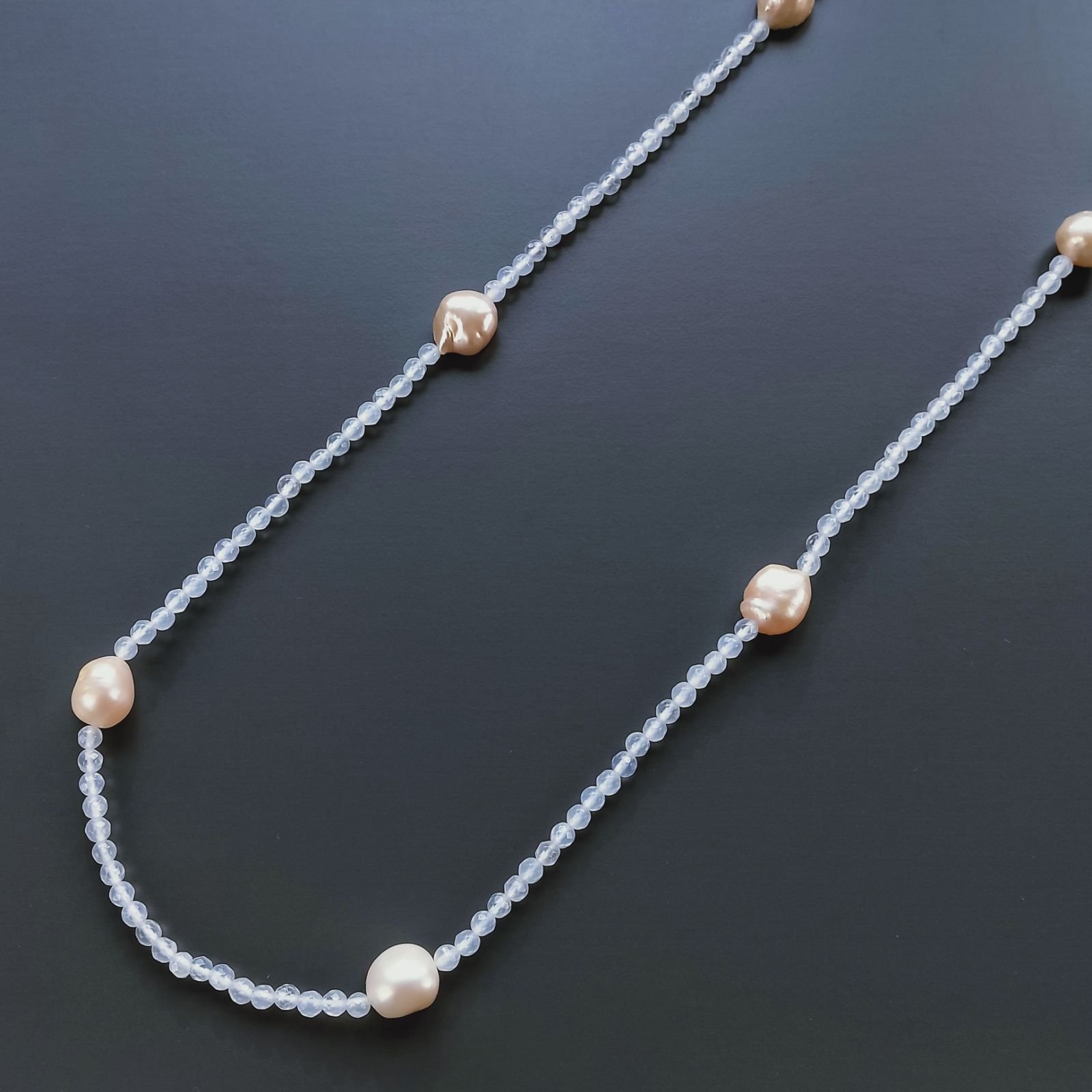Collana Lunga Pietre Dure Agata Bianca Trasparente Con Perle Di Fiume Beige Barocche 120cm E Chiusura In Argento 925