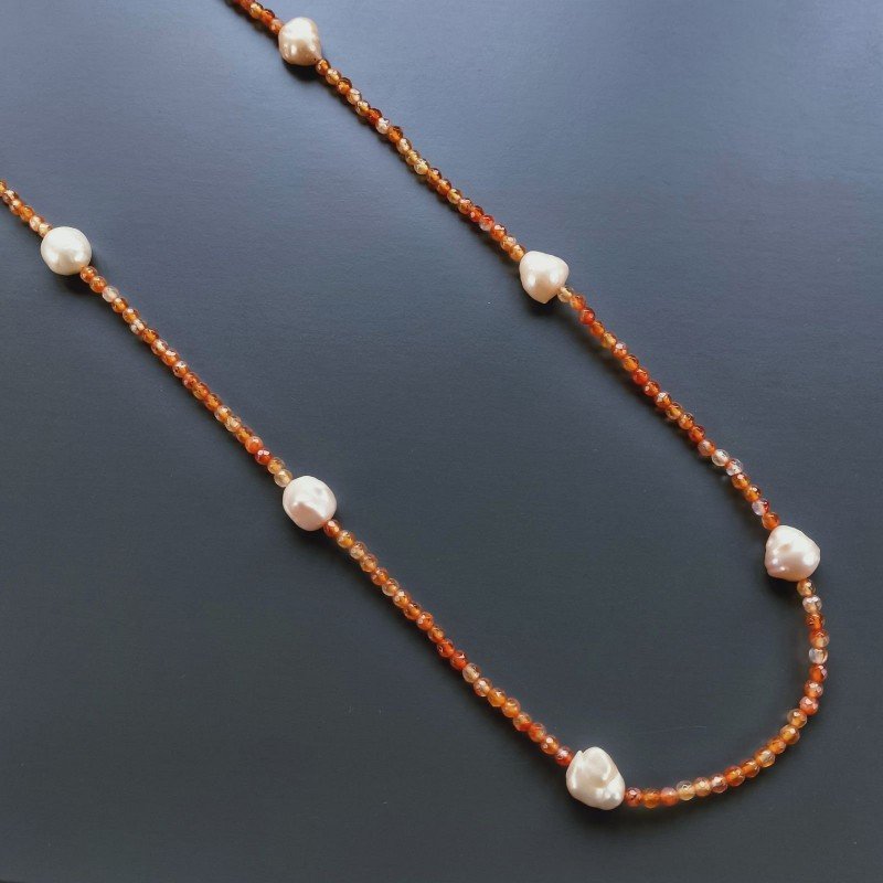 Collana Lunga Pietre Dure Corniola Con Perle Di Fiume Beige Barocche 110cm E Chiusura In Argento 925