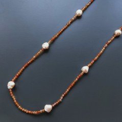 Collana Lunga Pietre Dure Corniola Con Perle Di Fiume Beige Barocche 110cm E Chiusura In Argento 925