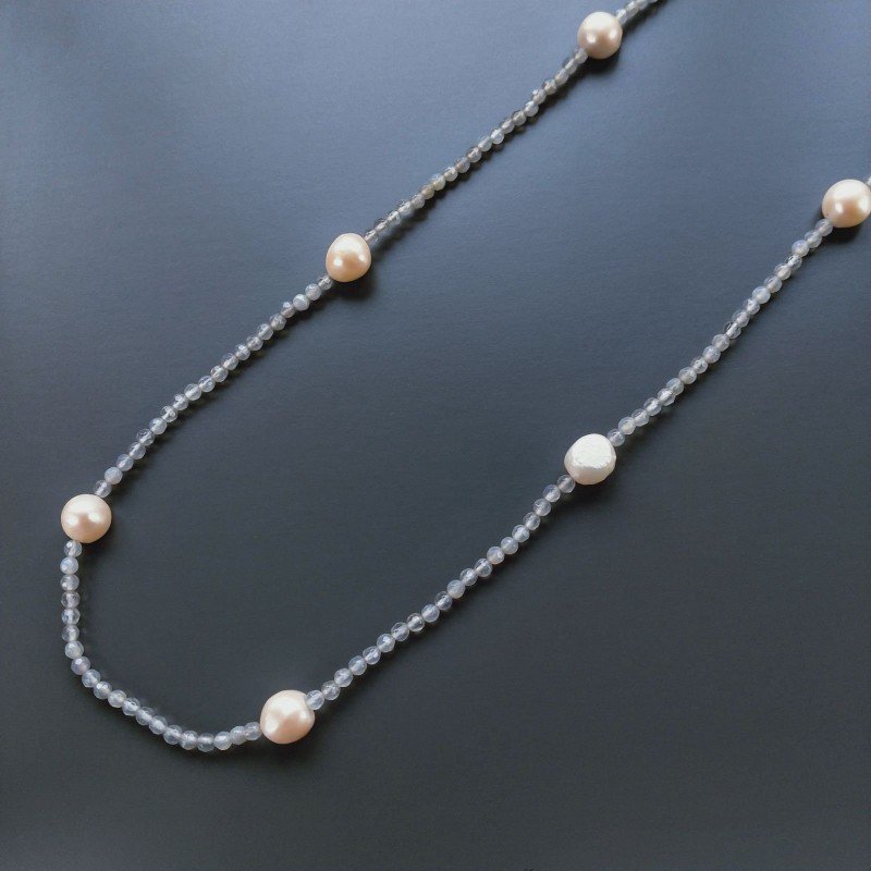 Collana Lunga Pietre Dure Agata Grigia Con Perle Di Fiume Beige Barocche 120cm E Chiusura In Argento 925