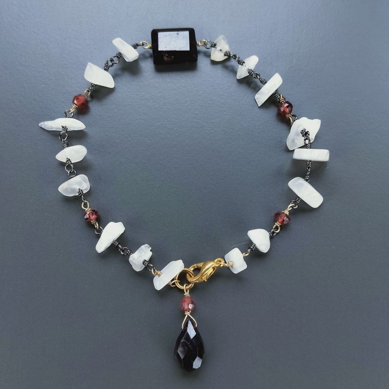 Bracciale Nodo Orafo Brunito Con Pietra Di Luna E Granato Rosso Forme Miste Sfaccettato A Mano 1pz