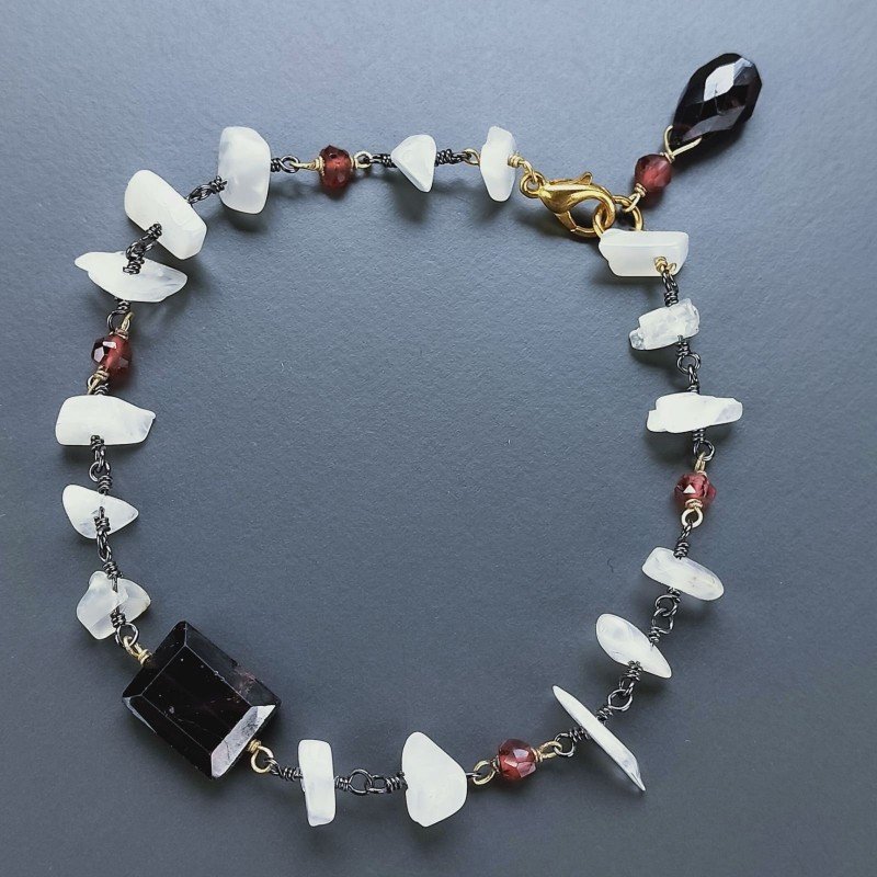 Bracciale Nodo Orafo Brunito Con Pietra Di Luna E Granato Rosso Forme Miste Sfaccettato A Mano 1pz