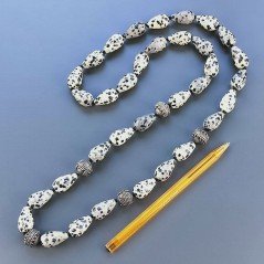 Collana Con Pietre Dure Forma Goccia Diaspro Dalmata Sfaccettato E Ottone Argentato Annodate A Mano 1pz