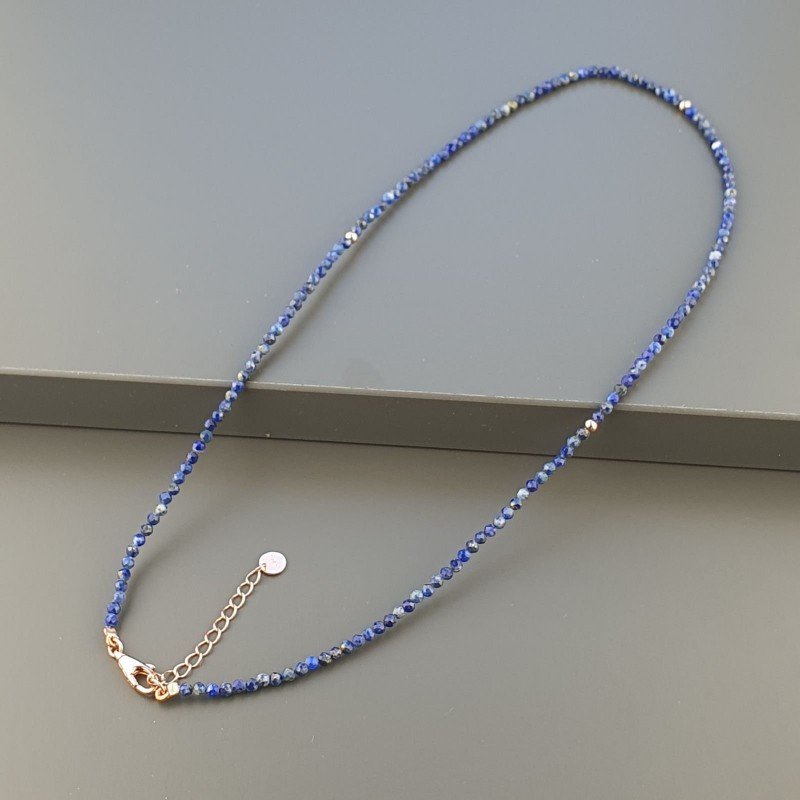 Collana Girocollo Con Lapis Lazuli Tondo Sfaccettato Diamond Cut 2mm E Chiusura In Argento 925-Oro Rosa