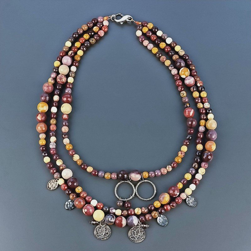 Collana Girocollo Con Pietra Dure Mokaite Sfaccettato A 3 Fili,Charms In Ottone Fior Di Loto E Chiusura In Argento 925 1pz