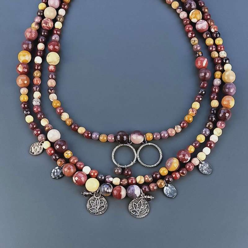 Collana Girocollo Con Pietra Dure Mokaite Sfaccettato A 3 Fili,Charms In Ottone Fior Di Loto E Chiusura In Argento 925 1pz