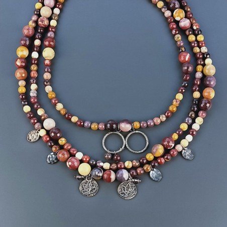 Collana Girocollo Con Pietra Dure Mokaite Sfaccettato A 3 Fili,Charms In Ottone Fior Di Loto E Chiusura In Argento 925 1pz
