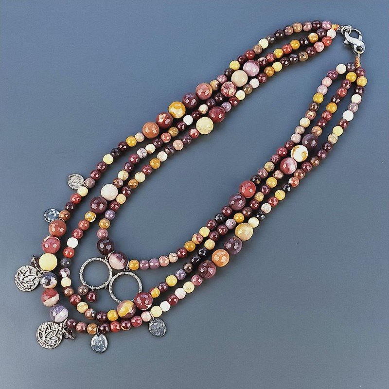 Collana Girocollo Con Pietra Dure Mokaite Sfaccettato A 3 Fili,Charms In Ottone Fior Di Loto E Chiusura In Argento 925 1pz