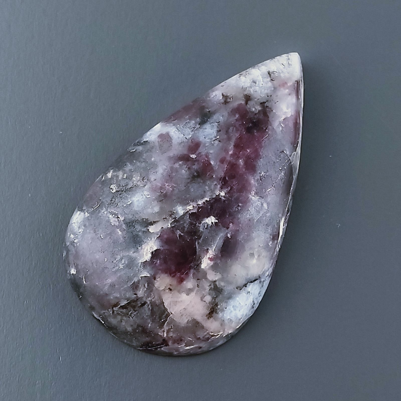 Lepidolite Naturale Forma Goccia Piatto Cabochon Liscio Fatto a Mano 36X22X6mm 7,20gm 1pz