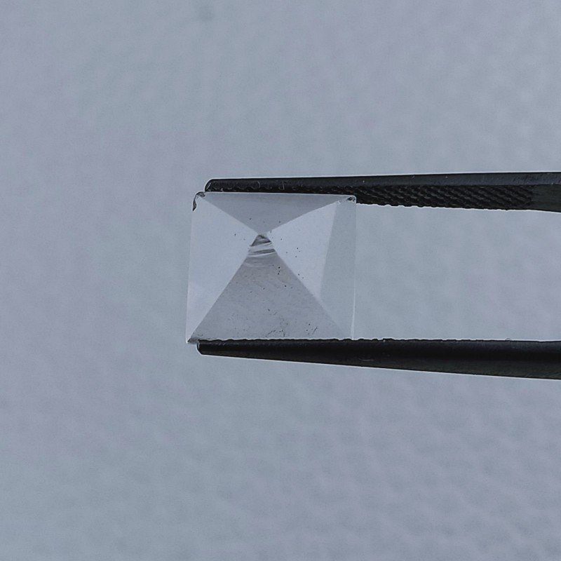 Cristallo Di Rocca Forma Piramide Cabochon Fatto A Mano 9X9X6mm 3,40 Carati 1pz