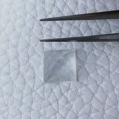 Cristallo Di Rocca Forma Piramide Cabochon Fatto A Mano 9X9X6mm 3,40 Carati 1pz