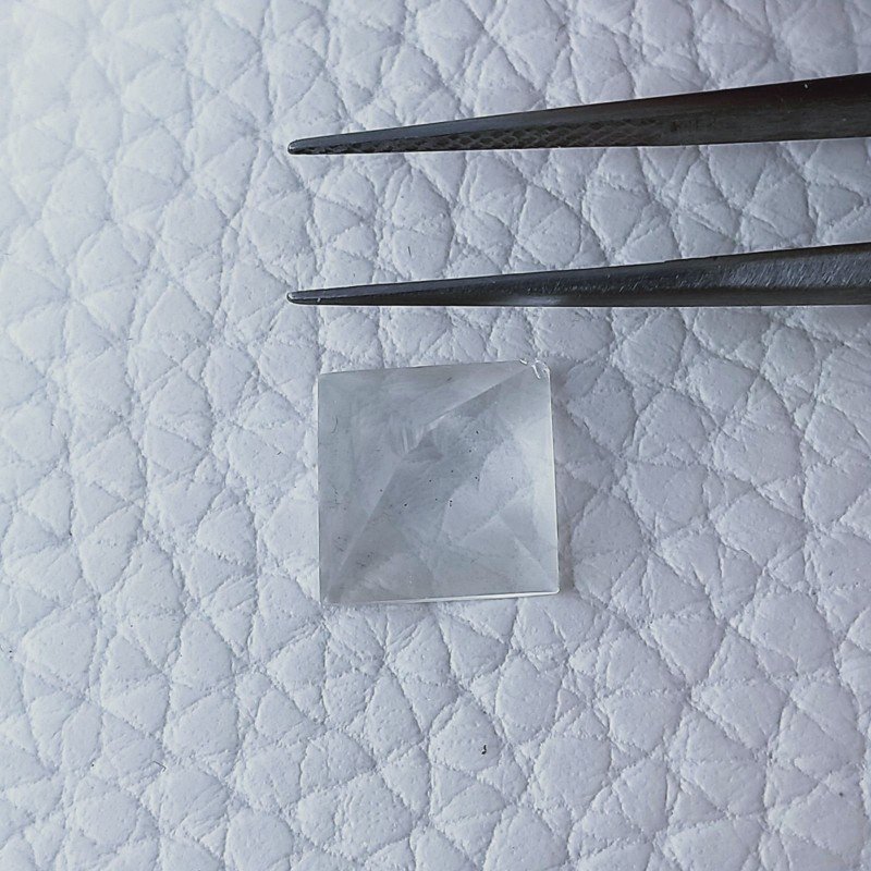 Cristallo Di Rocca Forma Piramide Cabochon Fatto A Mano 9X9X6mm 3,40 Carati 1pz