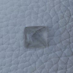 Cristallo Di Rocca Forma Piramide Cabochon Fatto A Mano 9X9X6mm 3,40 Carati 1pz