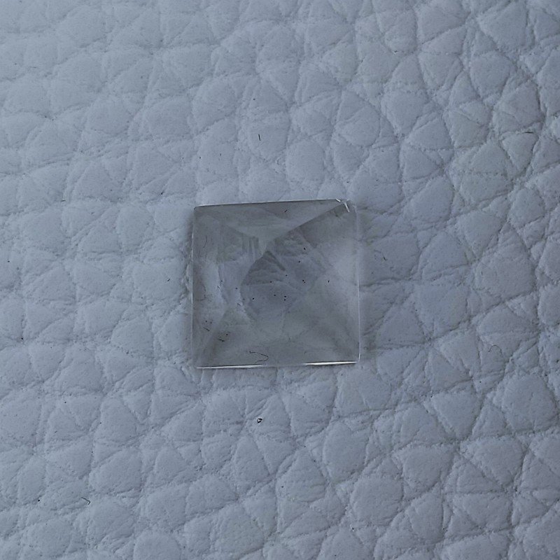 Cristallo Di Rocca Forma Piramide Cabochon Fatto A Mano 9X9X6mm 3,40 Carati 1pz