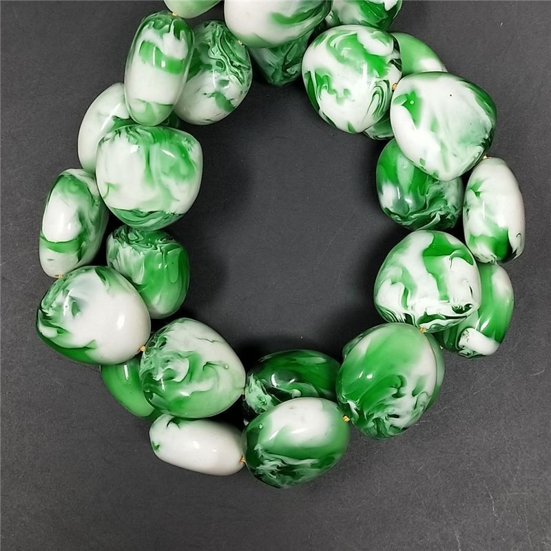 Resina Ambra Verde in Perline Forma Triangolo Piatto Liscio Foro Passante 18x19mm