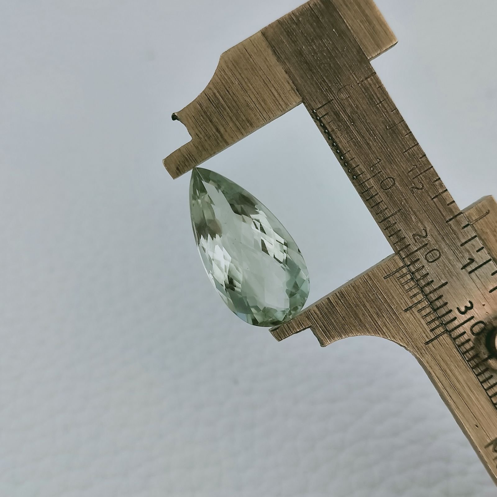 Ametista Verde Prasiolite Taglio Goccia Sfaccettata Fatto a Mano Gemma Sciolte 21X10X8mm 9,75 Carati 1pz