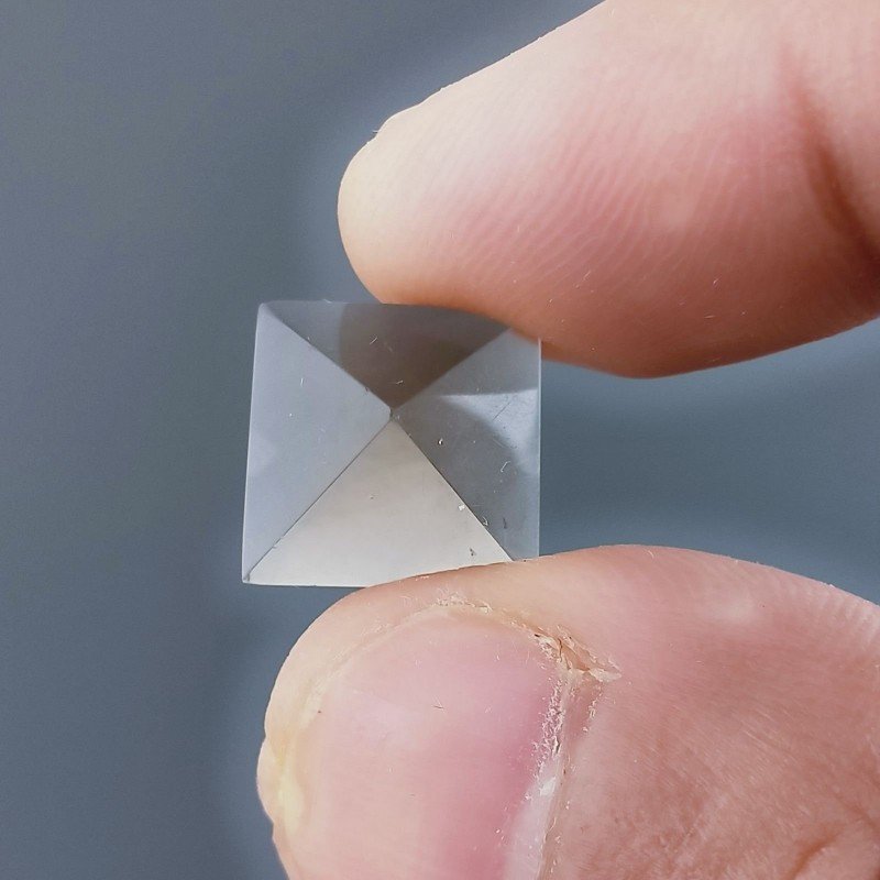 Cabochon di Quarzo Fumé Piramide, 12x12x9 mm, 8,30 ct, Fatto a Mano