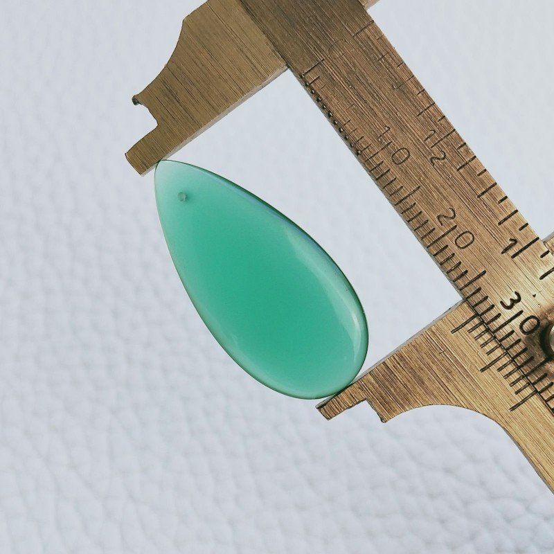 Cabochon di Onice Verde Goccia, Piatto e Liscio, Forato, 27x14x4 mm, 12,00 ct, Fatto a Mano